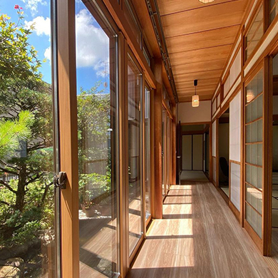 中庭の見える廊下
