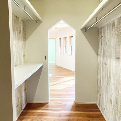 可愛らしい三角の出入り口のウォーキングクローゼット