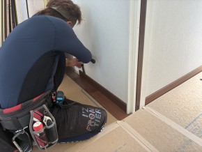 大工さんが既存の巾木を取っている様子