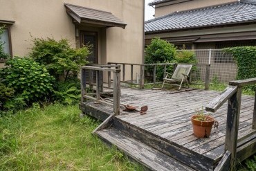 雨にも強い樹脂タイプのウッドデッキ