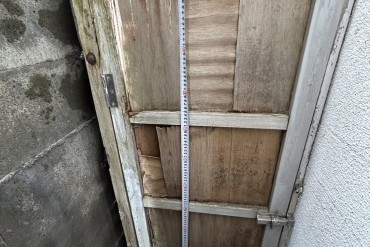 使わなくなった木製の門を塞ぐ工事