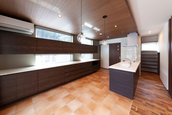 キッチンには大容量の食器棚を造作、天井にも天然木を貼り落ち着いた雰囲気に